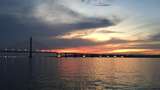 Mengintip Sunset yang Tertutup Awan dari Kolong Jembatan Suramadu