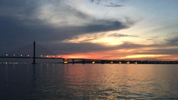 Banyak cara untuk menikmati keindahan Jembatan Suramadu. Salah satunya dengan mengarungi selat madura menggunakan Kapal Pinisi.
