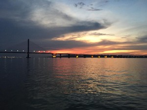 Mengintip Sunset yang Tertutup Awan dari Kolong Jembatan Suramadu