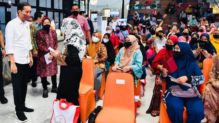 Jokowi Bagi-bagi Bansos di Gedung Pos Jakarta Presiden Joko Widodo menyerahkan bantuan sosial di Gedung Pos Jakarta, Senin (25/4). Jokowi mengingatkan bantuan tersebut agar tidak dipakai untuk membeli pulsa.