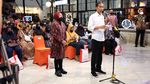Foto-foto Jokowi Bagi-bagi Bansos di Gedung Pos Jakarta