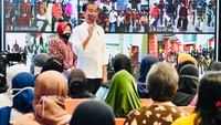 Jokowi mengingatkan bantuan tersebut agar tidak dipakai untuk membeli pulsa.