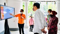 Jokowi menyambangi Gedung Pos Jakarta dengan didampingi Mensos Tri Rismaharini (Risma).