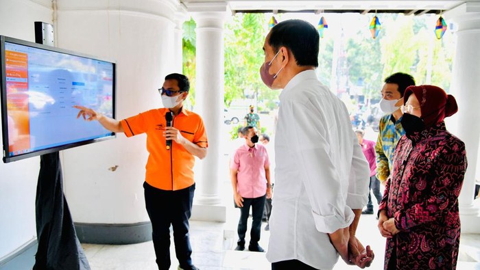 Jokowi Bagi-bagi Bansos di Gedung Pos Jakarta Presiden Joko Widodo menyerahkan bantuan sosial di Gedung Pos Jakarta, Senin (25/4). Jokowi mengingatkan bantuan tersebut agar tidak dipakai untuk membeli pulsa.
