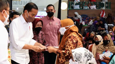 Foto-foto Jokowi Bagi-bagi Bansos di Gedung Pos Jakarta