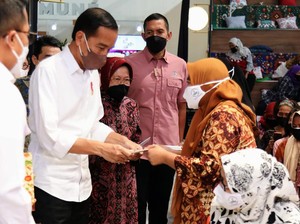 Heboh Bansos Disebar Jelang Pemilu, Jokowi Buka Suara