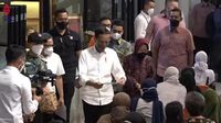 Jokowi Bagikan Bansos Di Gedung Pos Jakarta, Ditemani Risma-Wagub DKI