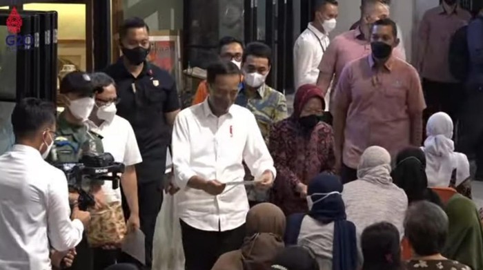 Jokowi Bagikan Bansos