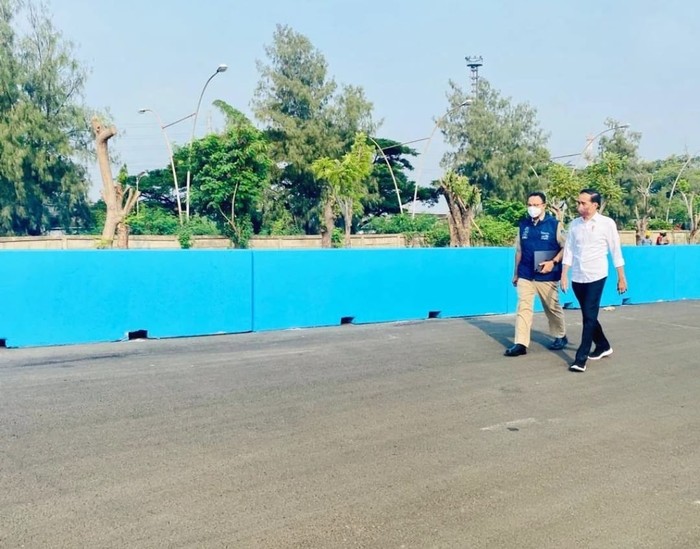 Presiden Jokowi memposting foto kegiatan meninjau sirkuit Formula E di Ancol didampingi Gubernur DKI Anies Baswedan, Senin (25/4/2022), sore.