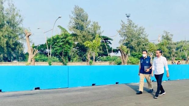 Presiden Jokowi memposting foto kegiatan meninjau sirkuit Formula E di Ancol didampingi Gubernur DKI Anies Baswedan, Senin (25/4/2022), sore.