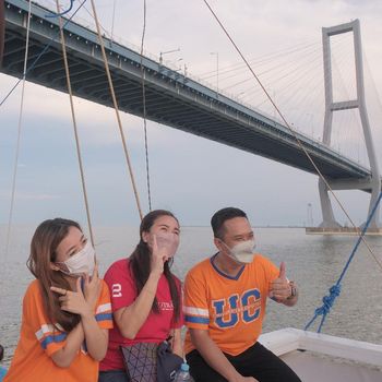 Banyak cara untuk menikmati keindahan Jembatan Suramadu. Salah satunya dengan mengarungi selat madura menggunakan Kapal Pinisi.