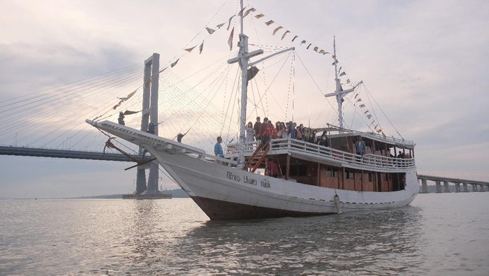 Hotel and Tourism Business (HTB) Universitas Ciputra menggelar acara bertajuk Sail With Phinisi Boat, Minggu (24/4/2022). Acara ini merupakan salah satu cara untuk memperkenalkan bisnis pariwisata dan perhotelan.