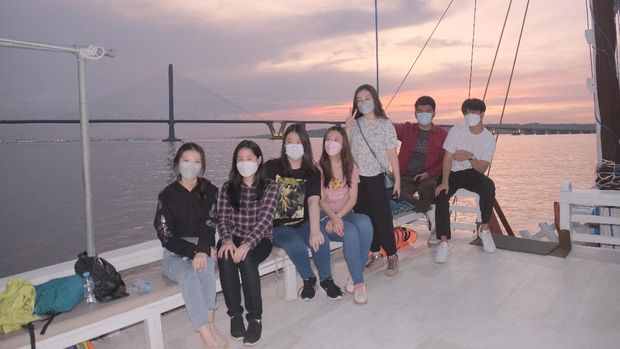 Banyak cara untuk menikmati keindahan Jembatan Suramadu. Salah satunya dengan mengarungi selat madura menggunakan Kapal Pinisi.