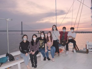 Snapshot Ngabuburit: Berburu Sunset di Kolong Suramadu dengan Kapal Pinisi