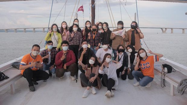 Hotel and Tourism Business (HTB) Universitas Ciputra menggelar acara bertajuk Sail With Phinisi Boat, Minggu (24/4/2022). Acara ini merupakan salah satu cara untuk memperkenalkan bisnis pariwisata dan perhotelan.