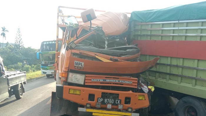 Kecelakaan beruntun 4 unit truk tewaskan 2 orang di Wajo (Dok. Istimewa).