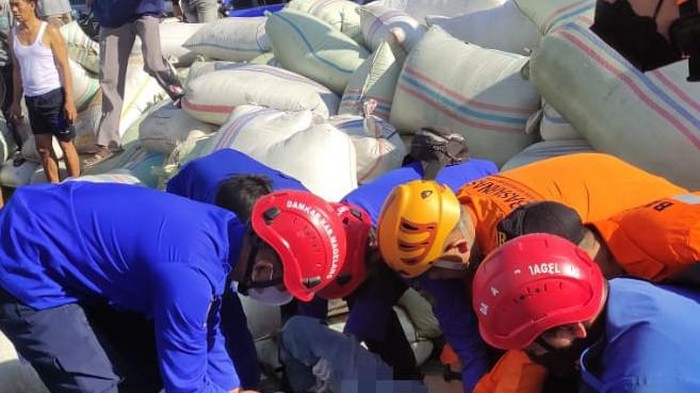Tim SAR mengevakuasi pelajar yang tertimpa Truk ODOL yang terguling di Magelang, Senin (25/4/2022).