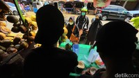Selama Ramadan, kelapa muda itu laris manis diserbu pembeli.