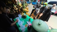 Rasanya yang segar membuat kelapa muda itu banyak diminati oleh warga selama bulan Ramadan.