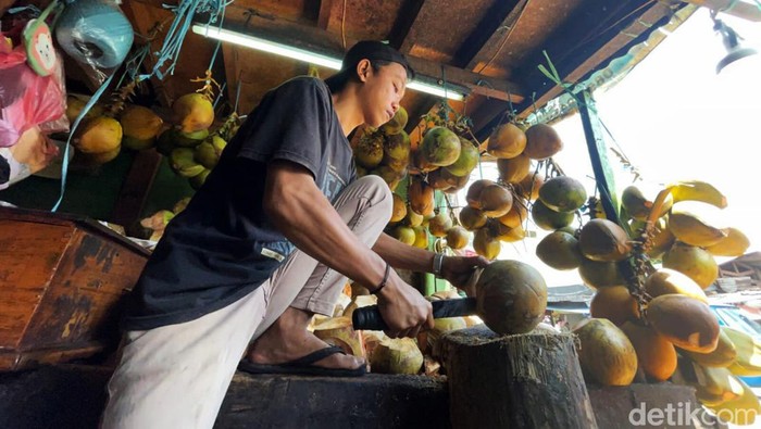 Kelapa Muda Laris Manis Saat Ramadan Air kelapa muda sudah menjadi minuman favorit berbuka puasa bagi masyarakat. Tak heran pedagang yang menjual kelapa muda di berbagai sudut wilayah laris manis.