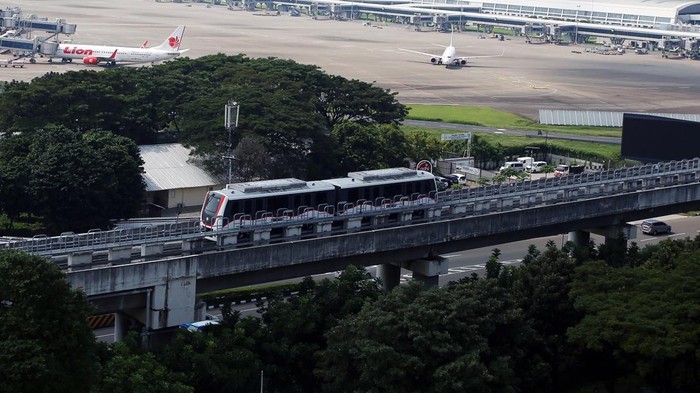 KERETA LAYANG BANDARA KEMBALI BEROPERASI Penumpang bersiap memasuki kereta layang (SkyTrain) yang akan menuju Terminal 2 Bandara Soekarno Hatta, Tangerang, Banten, Senin (25/4/2022). Setelah berhenti beroperasi selama 2 tahun karena pandemi COVID-19, PT Angkasa Pura II Cabang Bandara Soekarno Hatta mengoperasikan kembali kereta layang untuk mendukung operasi angkutan Lebaran 2022. ANTARA FOTO/Muhammad Iqbal/aww.