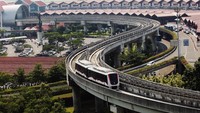Tampak rangkaian kereta layang (skytrain) melaju menuju Terminal 3 Bandara Soekarno Hatta, Tangerang, Banten, Senin (25/4/2022).