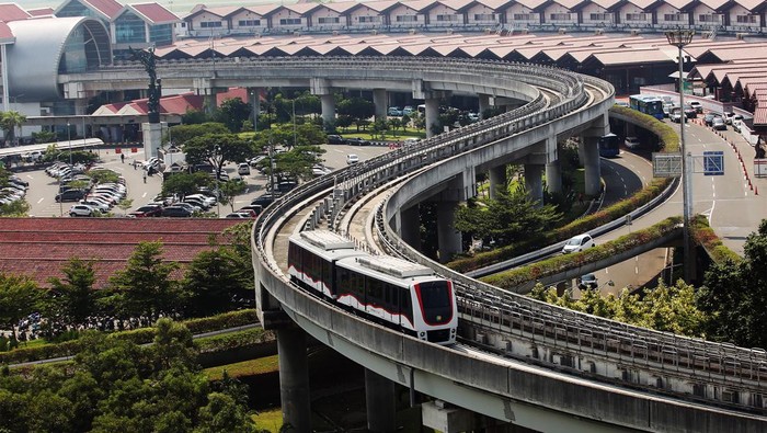KERETA LAYANG BANDARA KEMBALI BEROPERASI Penumpang bersiap memasuki kereta layang (SkyTrain) yang akan menuju Terminal 2 Bandara Soekarno Hatta, Tangerang, Banten, Senin (25/4/2022). Setelah berhenti beroperasi selama 2 tahun karena pandemi COVID-19, PT Angkasa Pura II Cabang Bandara Soekarno Hatta mengoperasikan kembali kereta layang untuk mendukung operasi angkutan Lebaran 2022. ANTARA FOTO/Muhammad Iqbal/aww.
