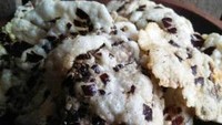 Keripik tike berbahan rumput teki. Keripik ini rasanya gurih dan cocok digunakan untuk lauk atau teman nasi. Bentuknya semacam cemilan emping yang biasa kkta temui di toko-toko cemilan atau toko oleh-oleh.