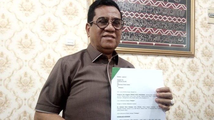Ketua Dewan Kehormatan DPC Peradi Makassar Tajuddin Rachman  memegang surat laporan pengaduan terhadap Hotman Paris (Dok. Istimewa)