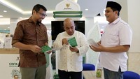 Hadir dalam acara tersebut Achmad Setio Adinugroho, Direktur Inovasi dan Teknologi Informasi BAZNAS, Andrian, Direktur Keamanan Informasi, Data, dan Layanan Digital BAZNAS dan Fitriansyah Agus Setiawan, Direktur Penguatan Pengumpulan Zakat Nasional berada di booth Baznas pada saat Kick-Off aplikasi Cinta Zakat BAZNAS.