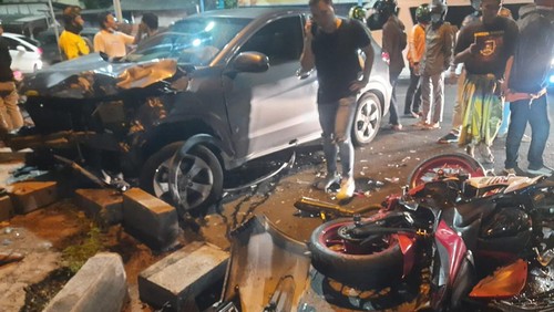 Lakalantas melibatkan sebuah mobil honda HRV DK 1496 JF dengan satu sepeda motor Yamaha R25 DK 2532 OF di Jalan By Pass Ngurah Rai Simpang Ulunsui KM. 26 Jimbaran
