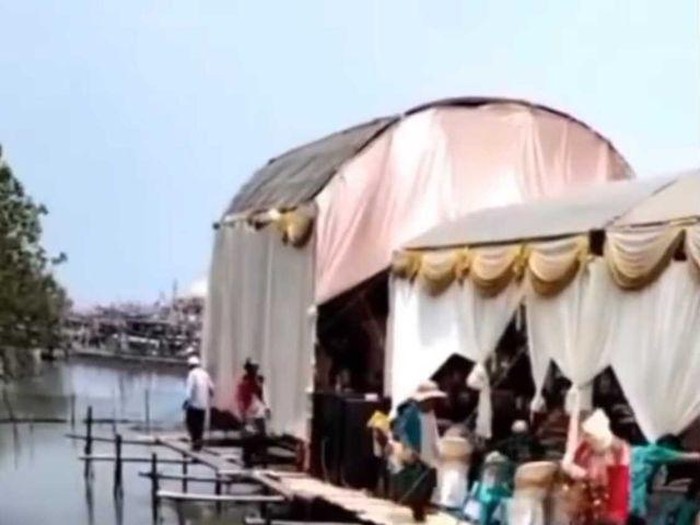 Lokasi pernikahan terapung di atas sungai viral. Lokasi pernikahan terapung di atas sungai viral