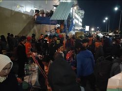 Malam-malam, Pemudik Membeludak di Pelabuhan Parepare