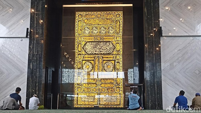 Masjid Al-Fattah yang terdapat kiswah bersulam benang emas penutup Kabah