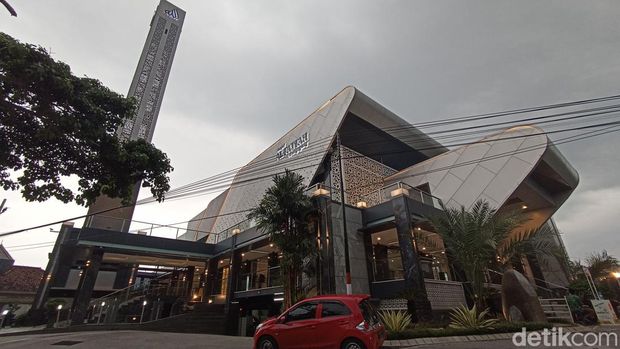 Masjid Al-Fattah yang terdapat kiswah bersulam benang emas penutup Ka'bah