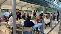 Salah satu kegiatan rutin yang dilakukan oleh Indonesian American Muslim Community (IAMC) yaitu buka puasa bersama atau biasa disebut daily ifthar. Makanan tidak disediakan secara prasmanan, melainkan menggunakan box karena masih dalam masa pandemi. Beginilah suasana ifthar di Masjid Istiqlal Houston yang penuh kebersamaan. Foto: IAMC