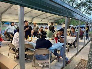 Komunitas Muslim di Masjid Istiqlal Houston Adakan Bukber Hingga Berkebun