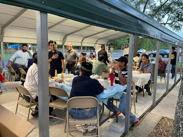 Komunitas Muslim di Masjid Istiqlal Houston Adakan Bukber Hingga Berkebun