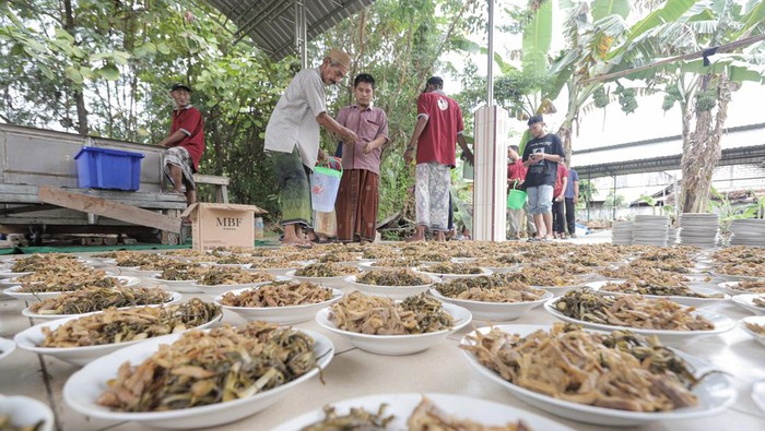 Melihat Tradisi Berbagi Kolak Ayam di Gresik Warga menyiapkan kolak ayam saat digelar tradisi kolak ayam Sanggring di Masjid Jami' Desa Gumeno, Manyar, Gresik, Jawa Timur, Minggu (24/4/2022). Tradisi yang diadakan pada hari ke 22 bulan Ramadhan tersebut kembali dibuka bagi masyarakat umum setelah dua tahun diadakan secara tertutup akibat pandemi COVID-19. ANTARA FOTO/Rizal Hanafi/Zk/foc.