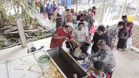 Warga mengantre mengambil kolak ayam saat digelar tradisi kolak ayam Sanggring di Masjid Jami Desa Gumeno, Manyar, Gresik, Jawa Timur. Sanggring sendiri berasal dari dua kata, Sang dan Gring. Sang yang artinya raja/penggedhe dan Gring yang berarti gering atau sakit. Jadi, Sanggring mempunyai arti kurang lebih, raja yang sedang sakit.