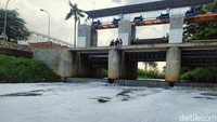 Hampir setiap saat sungai ini selalu dipenuhi dengan limbah.