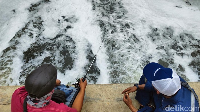 Memancing di Tengah Sungai Penuh Limbah, Bisa Kok! Memancing memang menjadi hobi tersendiri bagi warga. Namun, apakah bisa memancing di tengah sungai yang penuh dengan limbah?