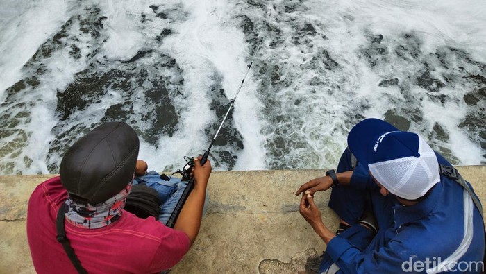 Memancing di Tengah Sungai Penuh Limbah, Bisa Kok! Memancing memang menjadi hobi tersendiri bagi warga. Namun, apakah bisa memancing di tengah sungai yang penuh dengan limbah?