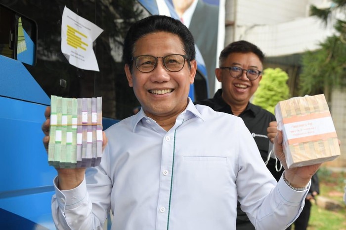 Abdul Halim Iskandar Menteri Desa Pembangunan Daerah Tertinggal dan Transmigrasi saat membuka layanan penukarang uang Rupiah dengan pecahan dari Rp20.000 hingga Rp1.000 menggandeng Bank Indonesia (BI) di Taman Desa Kantor Kalibata, Senin (25/4/2022).