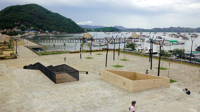 Mengintip Pantai Marina Labuan Bajo yang Makin Cantik Kawasan Pantai Marina Labuan Bajo, NTT, kini penataan sudah rampung. Wisatawan baik lokal maupun mancanegara mulai berdatangan.