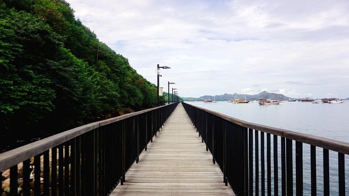 Mengintip Pantai Marina Labuan Bajo yang Makin Cantik Kawasan Pantai Marina Labuan Bajo, NTT, kini penataan sudah rampung. Wisatawan baik lokal maupun mancanegara mulai berdatangan.