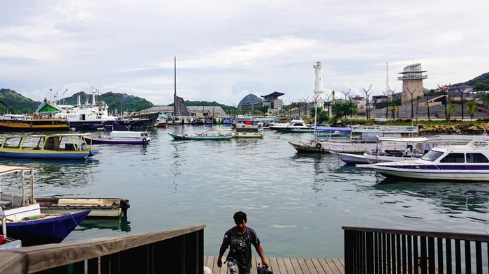 Mengintip Pantai Marina Labuan Bajo yang Makin Cantik Kawasan Pantai Marina Labuan Bajo, NTT, kini penataan sudah rampung. Wisatawan baik lokal maupun mancanegara mulai berdatangan.