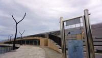 Plaza tempat duduk yang luas disiapkan untuk para wisatawan dan masyarakat menikmati matahari terbenam.