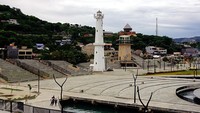 Dari sudut plaza ini, dapat terlihat Puncak Waringin yang diresmikan Presiden pada Oktober lalu.