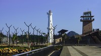 Mercusuar lama turut mempercantik dan menyatu dengan Pantai Marina.